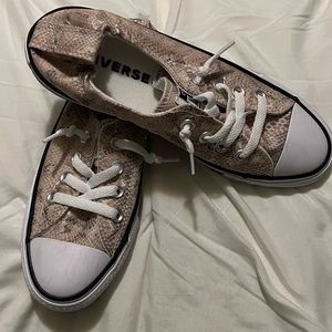 Converse size 7 color would be light brown gray and white looks like snake skin